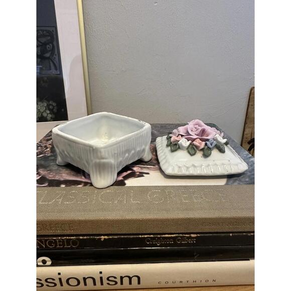 Darling Vintage Floral Porcelain Trinket Box Pastel Colors Cottagecore Decor - Picture 4 of 7